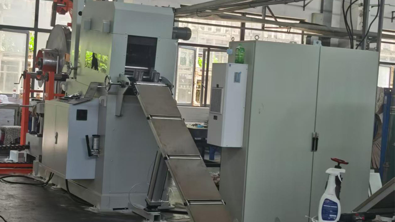 Automatic coil feeding and leveling machine for fine blanking production line