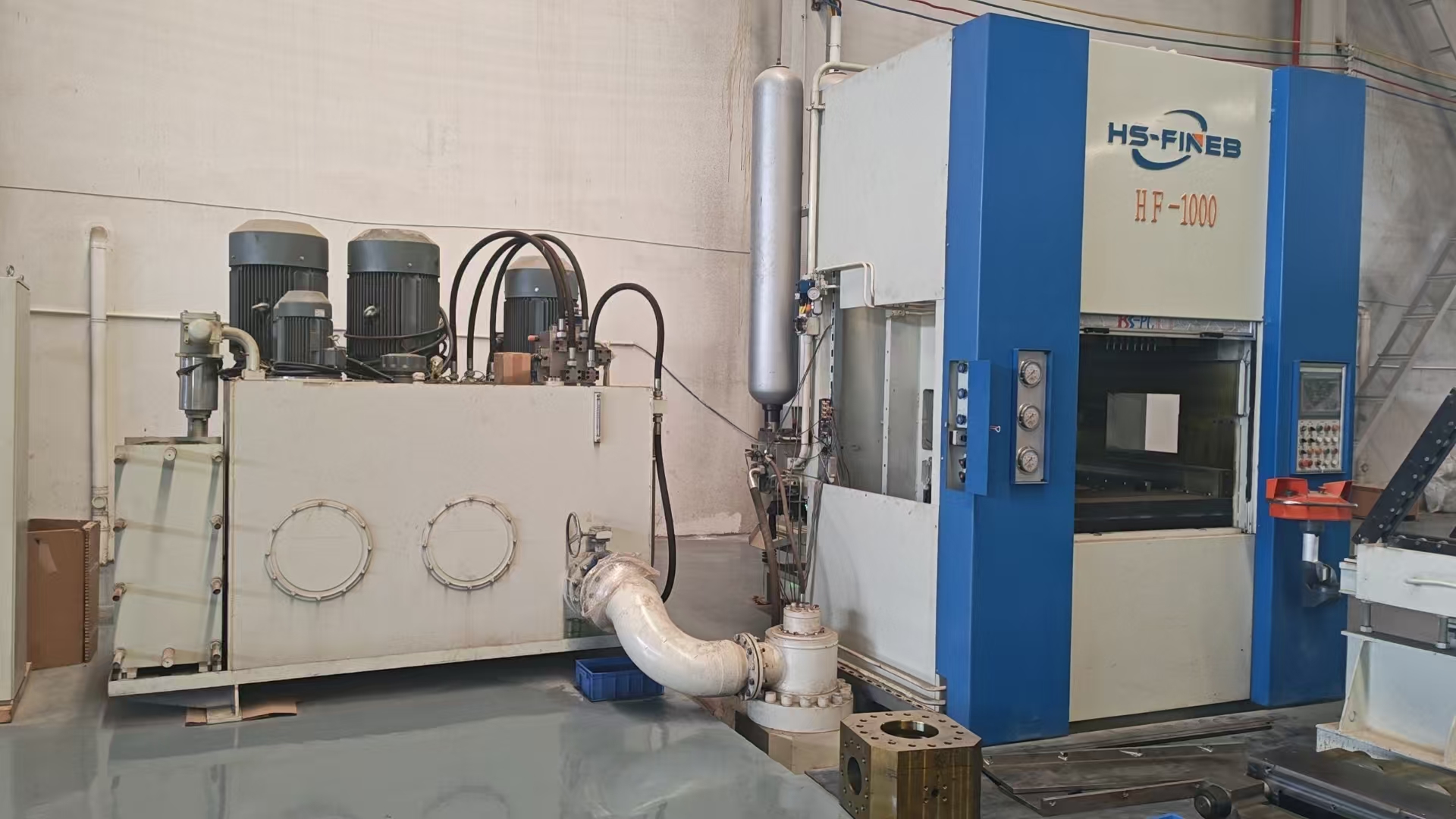 Hydraulic fluid filtration system and cleanliness monitoring on fine blanking press control panel