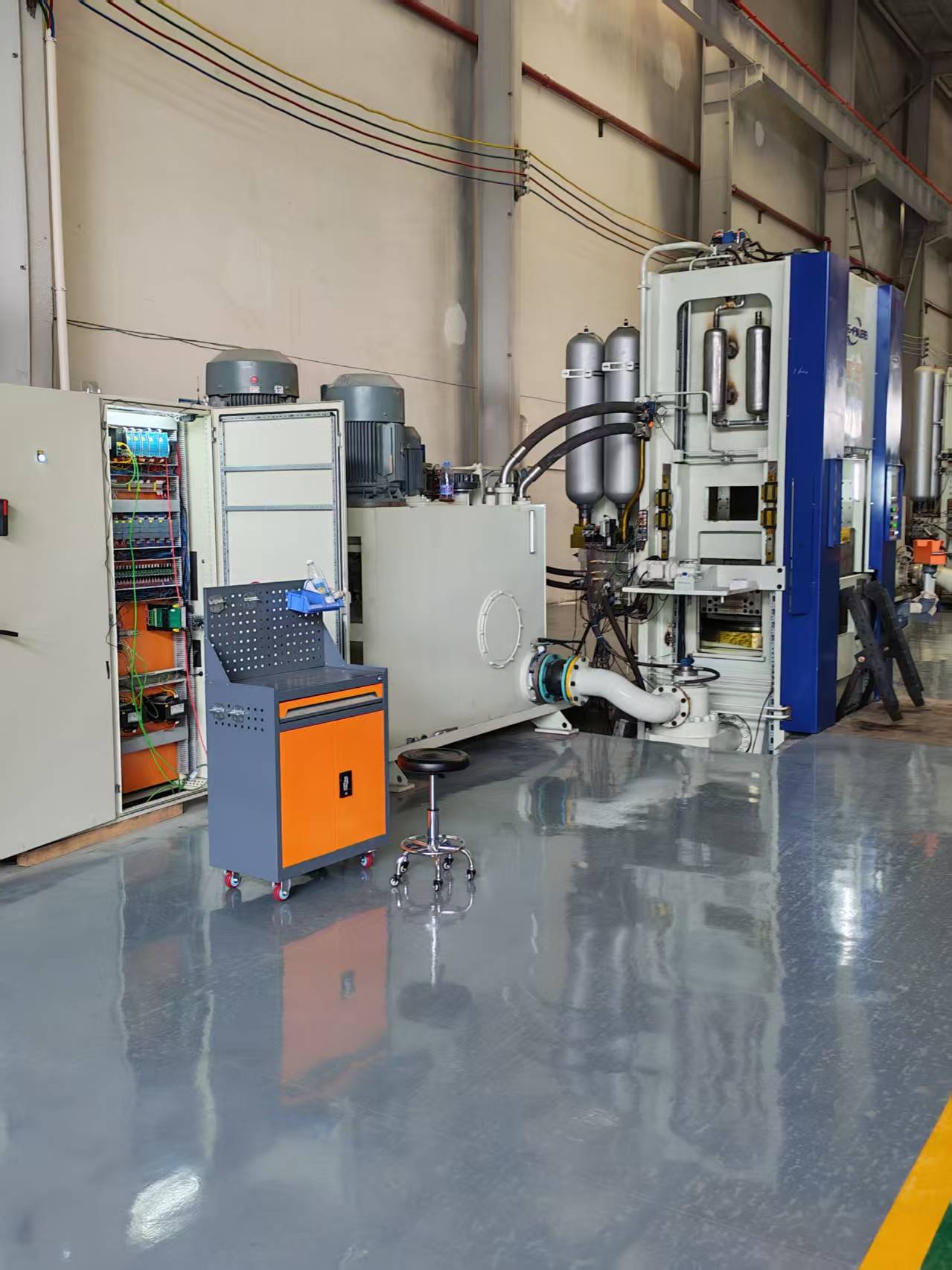 Sustainable fine blanking factory floor with energy-efficient servo presses