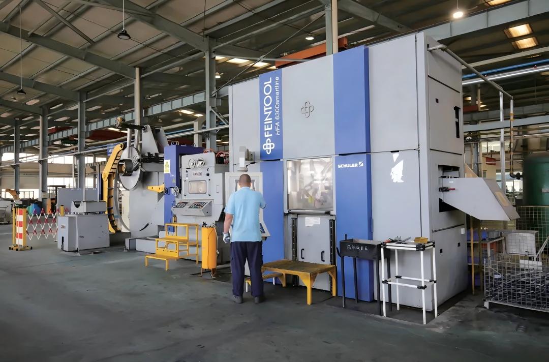 HS-FINEB engineers working on Feintool fine blanking press refurbishment project