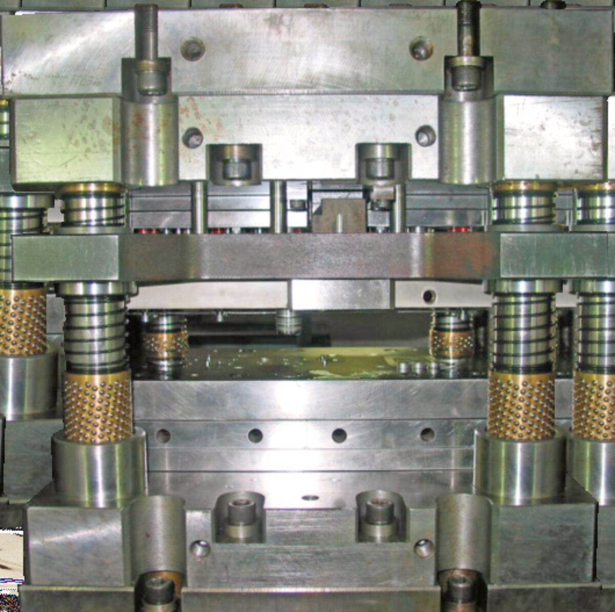 Fine blanking die detail for tumbler plate production