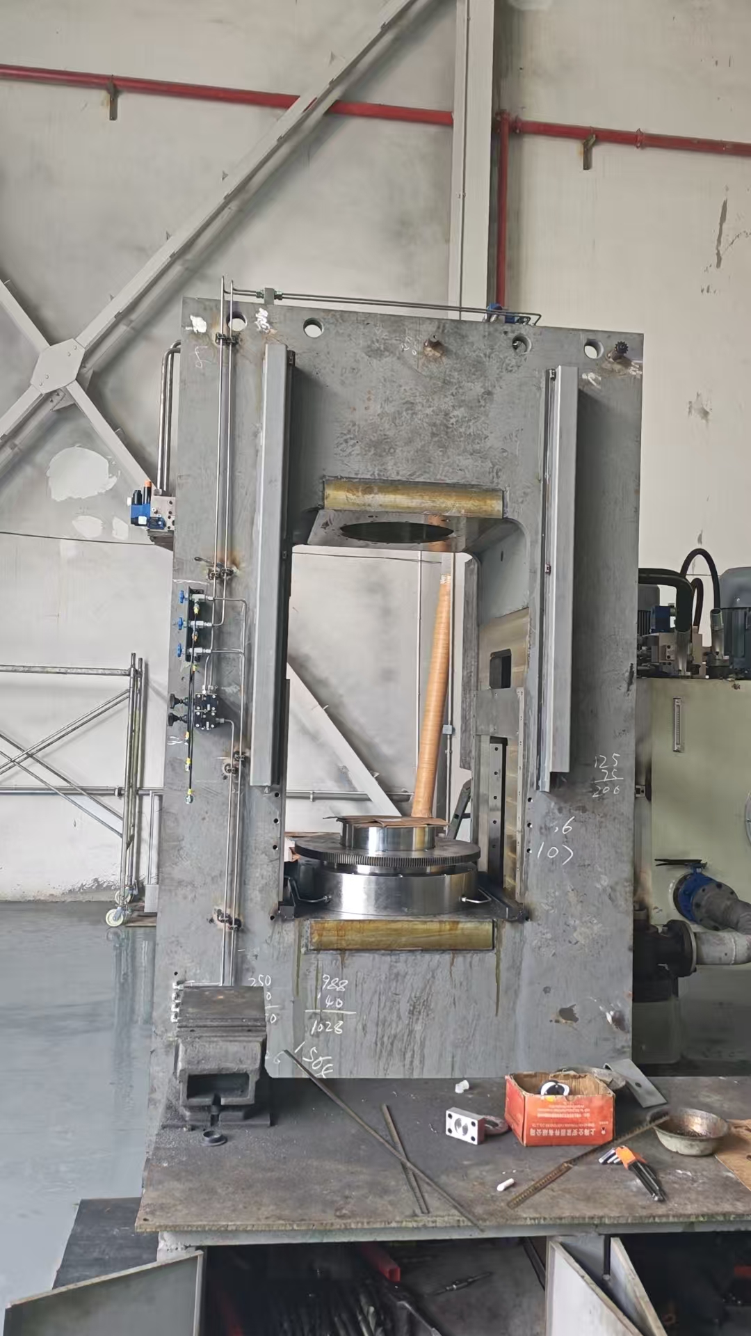 HS-FINEB precision machining of fine blanking press frame on CNC boring machine in machining workshop