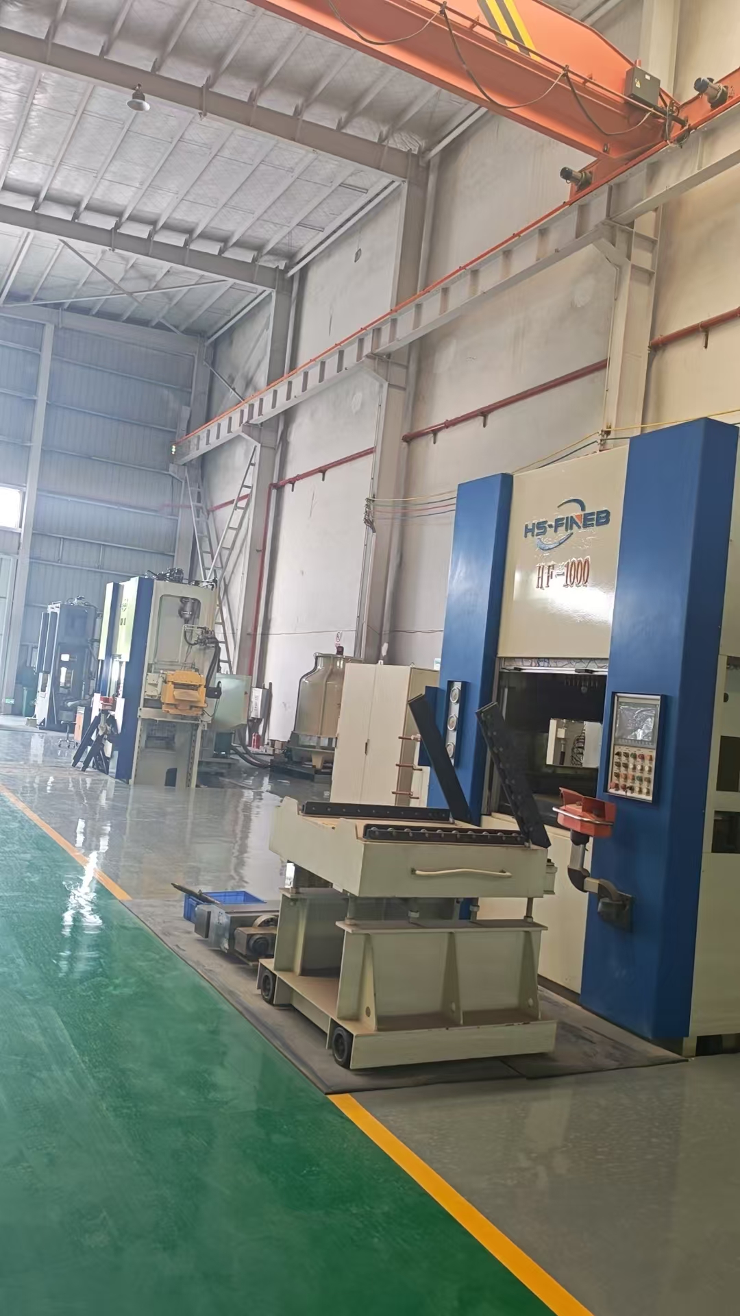 HS-FINEB HF-1000 fine blanking press installed in workshop with hydraulic power unit